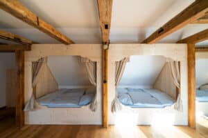 Alkoven für je zwei Personen im Obergeschoss auf dem "Alten Heuboden"