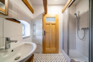 Bad im Obergeschoss mit Dusche Waschbecken und WC