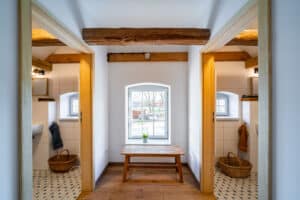 zwei Bäder mit Dusche im Obergeschoss auf dem "Alten Heuboden"