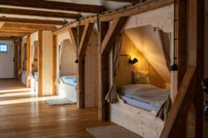 Doppel- und Einzelalkoven im Schlafraum auf dem "Alten Heuboden"