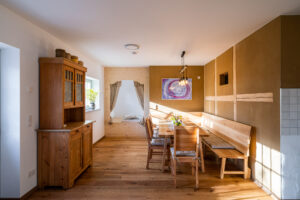 Barrierefreies Bett im Erdgeschoss und Sitzecke für bis zu zwölf Personen