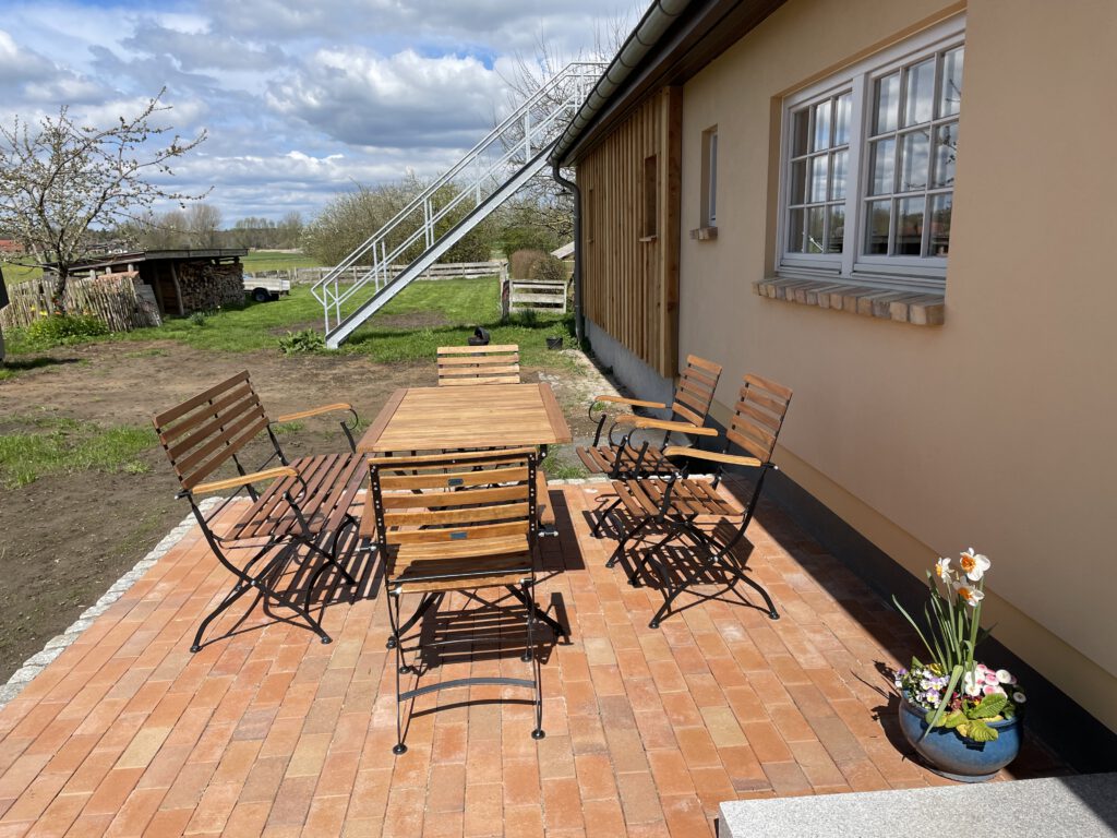 Terrasse mit Blick in den Garten
